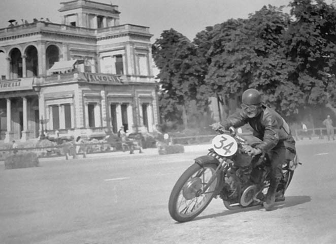 Motociclista in gara nel Circuito dei Giardini Margherita - anni '30