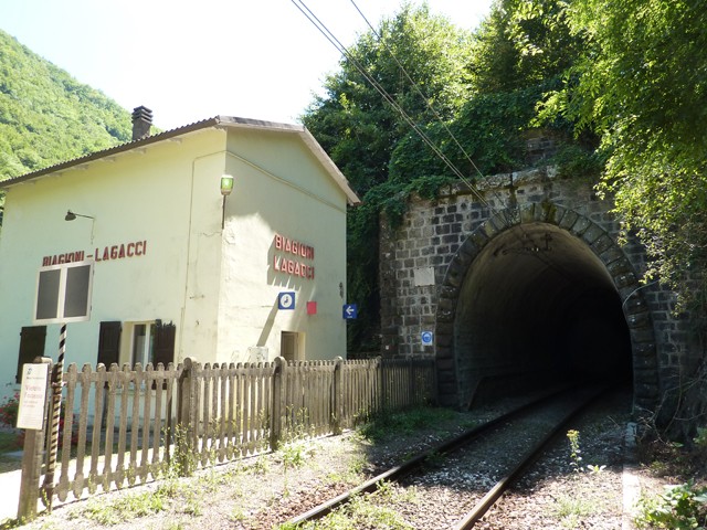 La stazioncina di Biagioni sulla ferrovia Porrettana