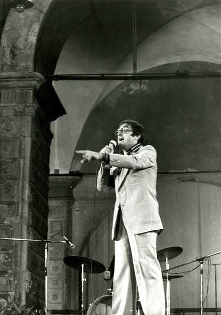 Dino Sarti in Piazza Maggiore - Fondo Enrico Pasquali - Archivio fotografico: Fondazione Cineteca di Bologna