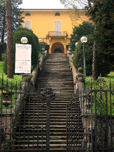 La scalinata di Villa delle Rose da via Saragozza