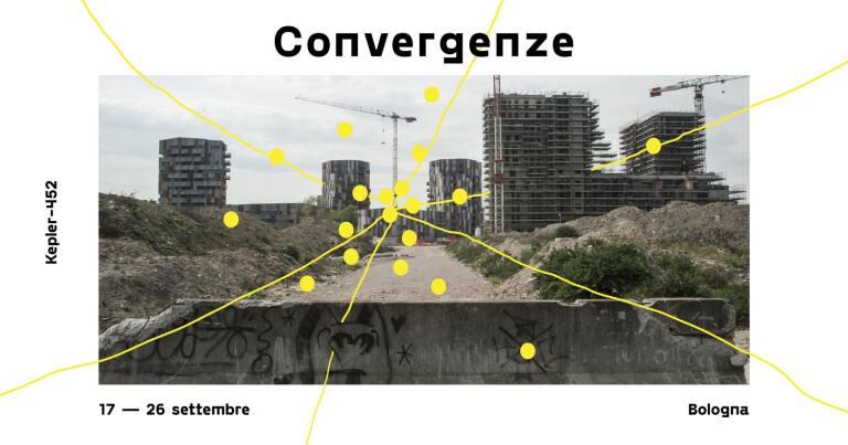 Immagine promozionale per l'evento "Convergenze", che mostra un paesaggio urbano con edifici in costruzione e gru in lontananza. Sullo sfondo si ergono strutture moderne, mentre in primo piano c'è un muretto di cemento coperto da graffiti e un cumulo di terra. Delle linee gialle e dei cerchi gialli formano una mappa sovrapposta al paesaggio, che indica i punti di interesse e le connessioni tra di essi. Il testo in alto dice "Convergenze" e quello in basso "17-26 settembre Bologna" e "Kepler-452" a sinistra.
