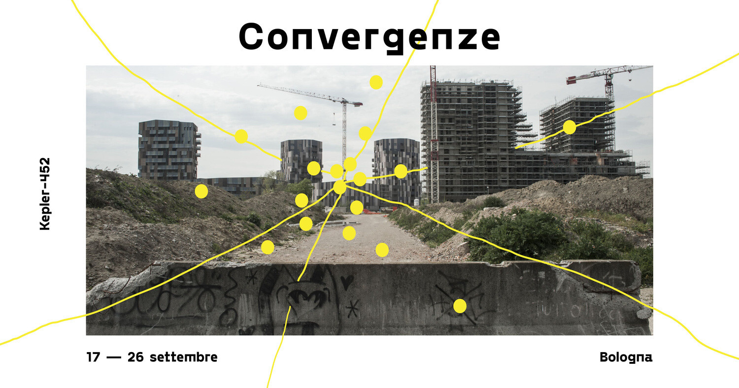 Immagine promozionale per l'evento "Convergenze", che mostra un paesaggio urbano con edifici in costruzione e gru in lontananza. Sullo sfondo si ergono strutture moderne, mentre in primo piano c'è un muretto di cemento coperto da graffiti e un cumulo di terra. Delle linee gialle e dei cerchi gialli formano una mappa sovrapposta al paesaggio, che indica i punti di interesse e le connessioni tra di essi. Il testo in alto dice "Convergenze" e quello in basso "17-26 settembre Bologna" e "Kepler-452" a sinistra.
