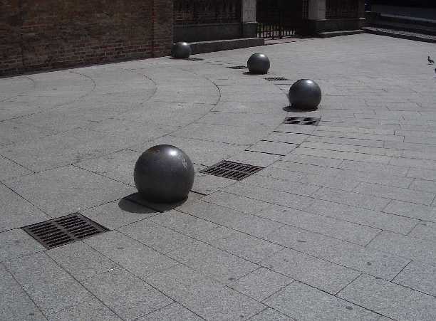 Le sfere di metallo sistemate a semicerchio sul sagrato di Piazza Santo Stefano