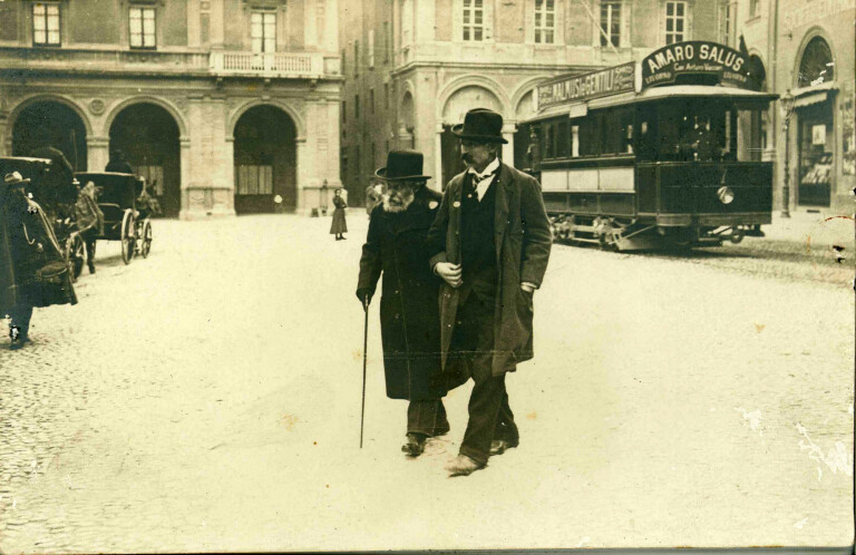 image of Giosue Carducci attraversa Piazza Galvani