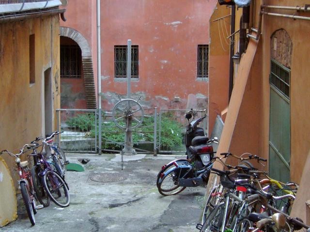 Via Capo di Lucca 2/4 - sul bordo del canale c'è ancora la vecchia ruota per l'azionamento delle chiaviche
