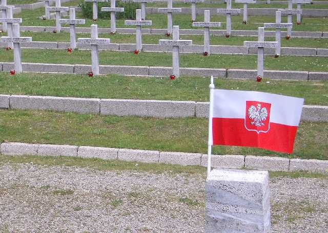 Il cimitero dei polacchi a San Lazzaro di Savena - le croci e la bandiera