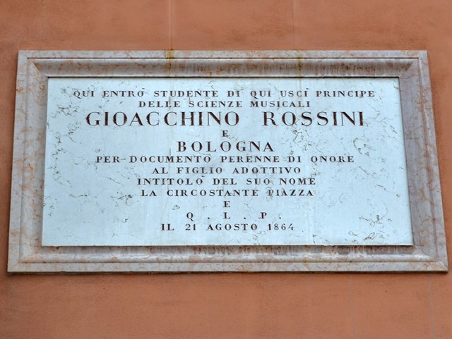 La lapide in onore di Rossini sulla facciata del conservatorio