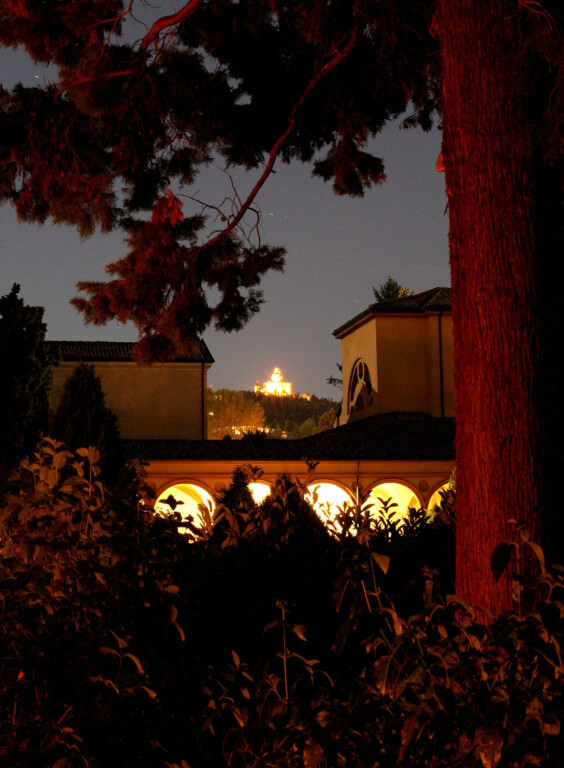 immagine di ... e tutto il buio che c'è intorno: la Certosa di notte
