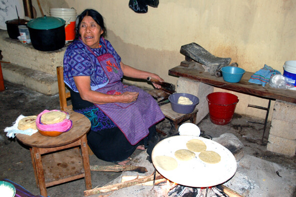 Donna tzotzil cuoce i tacos - Zinacantan - Messico - 2013