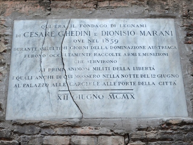 Lapide affissa nel luogo del magazzino di legnami in Palazzo Pepoli Vecchio (BO)