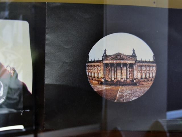 Frame del filmato di R. De Maria in occasione della mostra di M. Osti al Reichstag di Berlino nel 1987 dal vinile "City Sound Berlin" - Mostra "Dilettanti geniali. Sperimentazioni artistiche degli anni Ottanta" - Padiglione dell'Esprit Nouveau - Piazza de