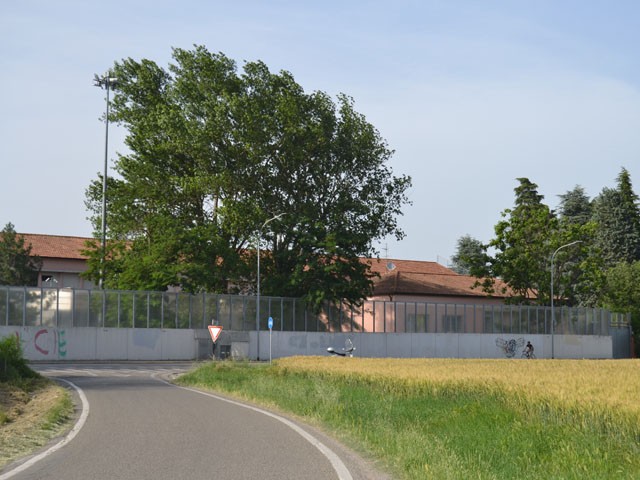 Centro di smistamento migranti - via Mattei (BO)
