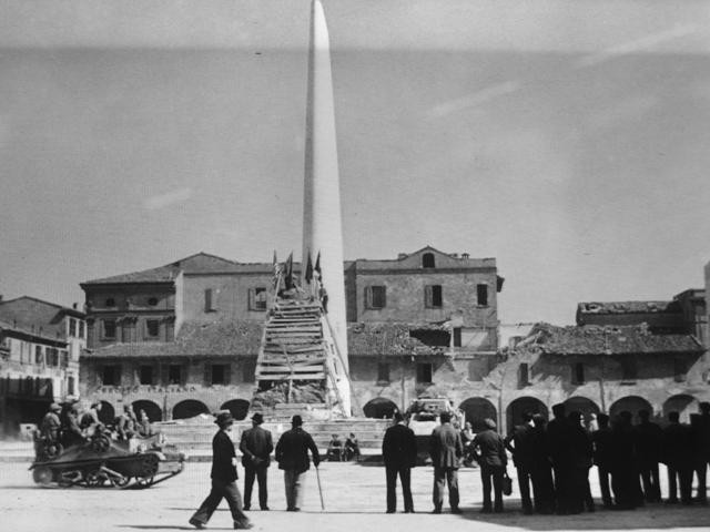 Gli Alleati entrano a Lugo - sullo sfondo il monumento a Baracca - Fonte: Museo della Resistenza - Istituto Parri (BO)