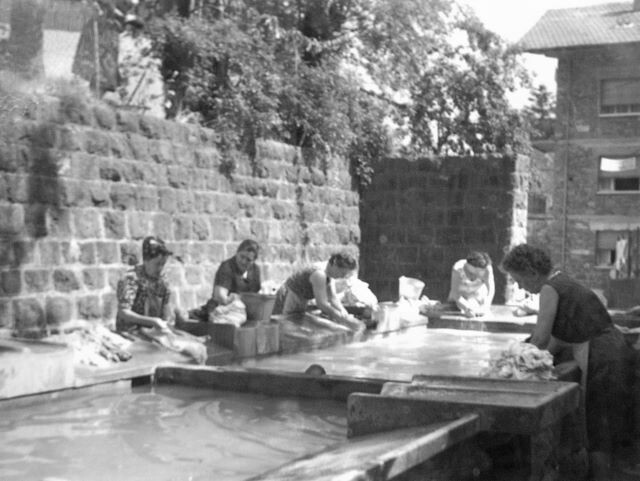 Donne al lavoro ai lavatoi