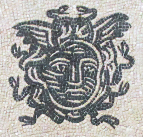 copertina di Miti inquieti: eros, vendetta e metamorfosi nel mondo greco ed etrusco