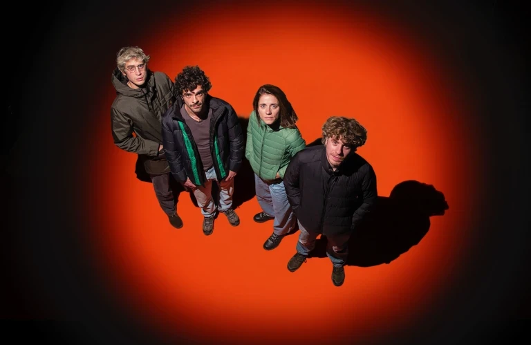 copertina di Toccando il vuoto