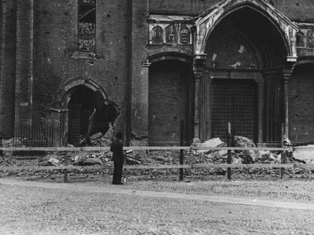 La basilica di San Francesco danneggiata dalle bombe