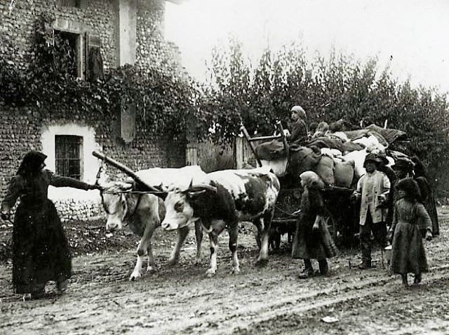 Profughi friulani in fuga dalla zona delle operazioni militari nel 1917
