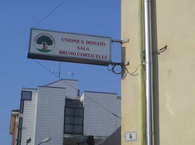 La Casa del Popolo di San Donato ospita un bar, una farmacia, sedi di partiti e associazioni, una sala da ballo
