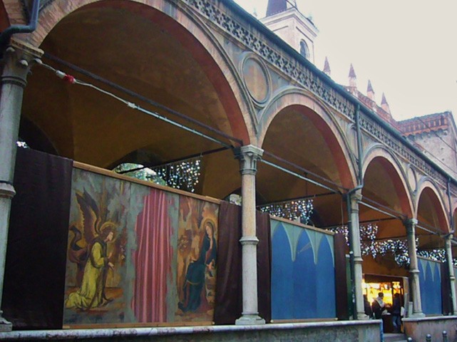 Il portico dei Servi durante l'annuale Fiera di Santa Lucia