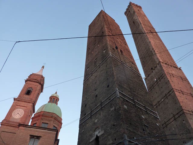 Il campanile di S. Bartolomeo accanto alle due torri 