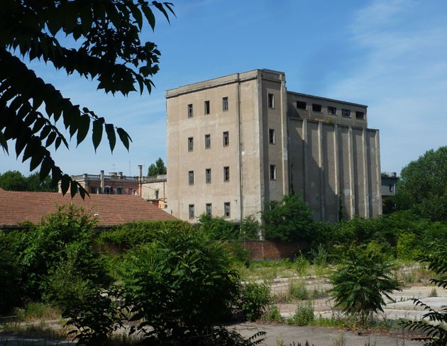 Uno dei silos dello stabilimento militare di Casaralta (BO) 