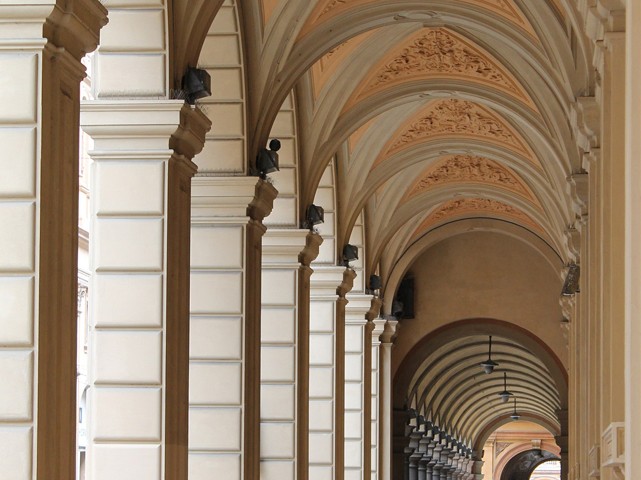 Palazzo Legnani poi Pizzardi - portico