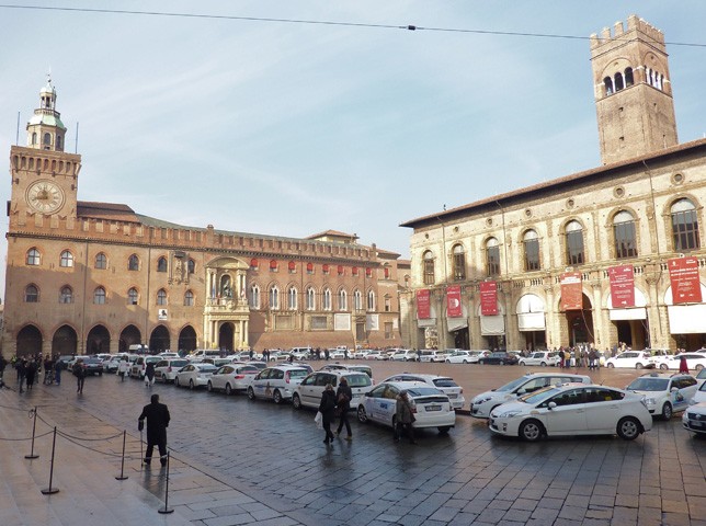 Piazza Maggiore invasa dai taxi in sciopero