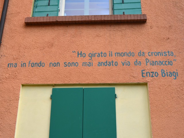 Scritta sul muro del Centro documentale "Enzo Biagi"