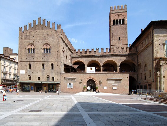 Nuova pavimentazione davanti a Palazzo Re Enzo