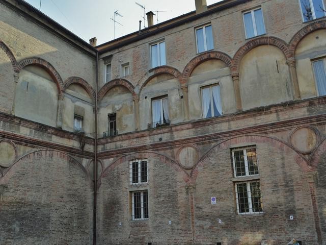 Resti di uno dei chiostri un tempo appartenenti al convento di San Giacomo Maggiore (BO)