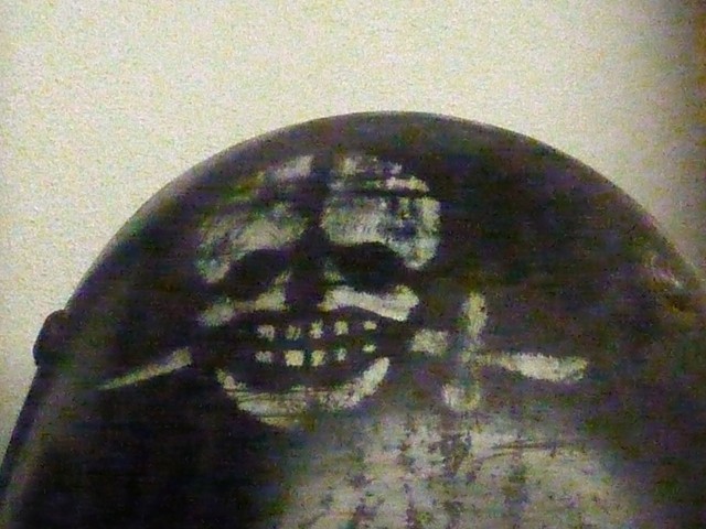 Il teschio con il pugnale in bocca su un elemetto delle Brigate Nere - Fonte: Museo della Linea Gotica di Bruscoli (FI)