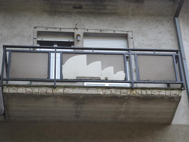 Riola di Vergato - su un balcone riprodotto il profilo della chiesa di Aalto