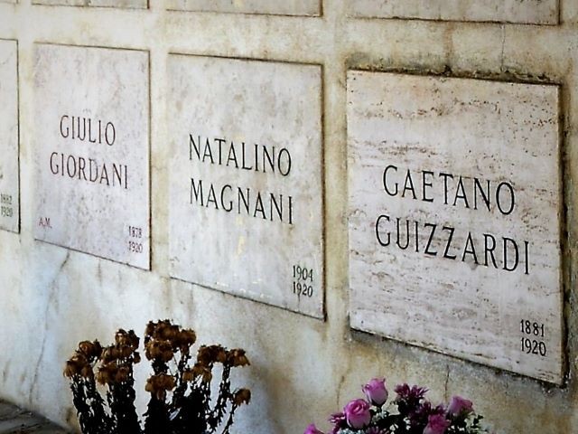 La tomba di Natalino Magnani accanto a quella dell'avv. Giordani nel sacrario dei martiri fascisti - Cimitero della Certosa (BO)