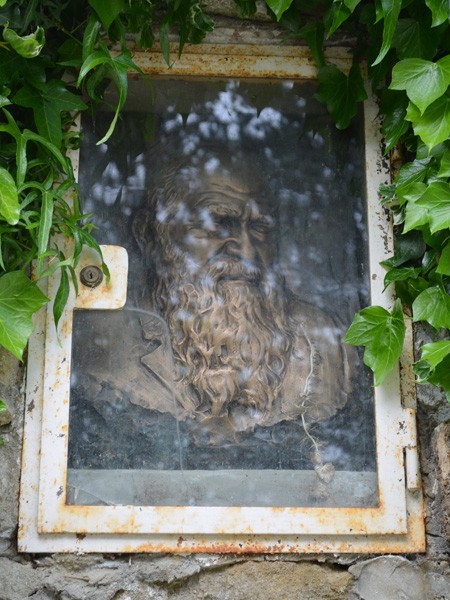 Ritratto in bronzo di padre Marella presso la chiesa di Brento (BO)