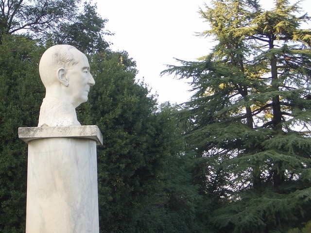 Busto di Marconi davanti a Villa Griffone - Pontecchio (BO) - scultore A. Dazzi