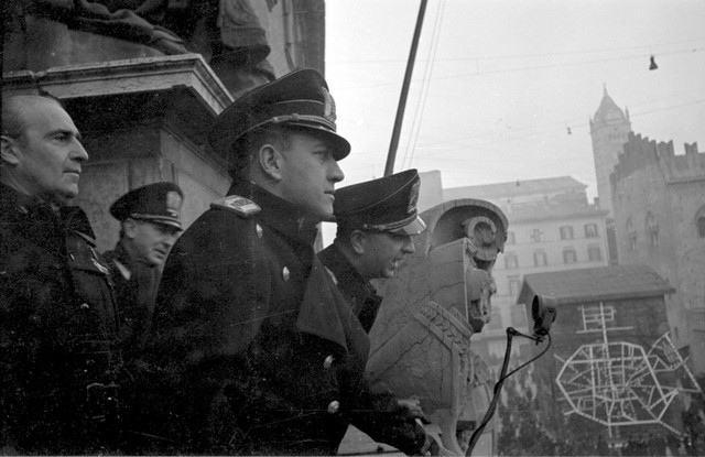 Galeazzo Ciano a Bologna il 1 marzo 1942 - Sullo sfondo il Nettuno protetto da una struttura in legno - Fondo Nino Comaschi - Archivio fotografico: Fondazione Cineteca di Bologna