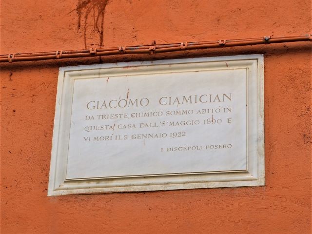 Lapide sulla casa di Giacomo Ciamician a Bologna