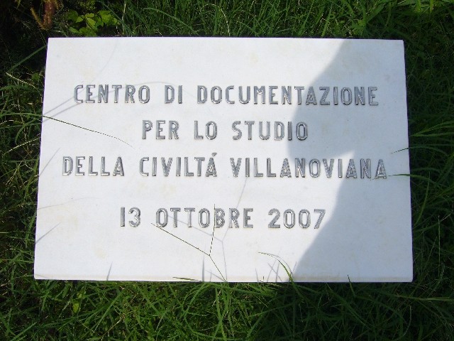 Targa di inaugurazione del Centro studi della Civiltà Villanoviana