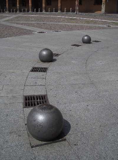 Le sfere di metallo sul sagrato di Piazza Santo Stefano - particolare