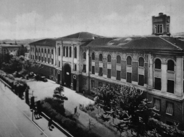 Segnalazione di sito ospedaliero sulla facciata e sui tetti dell'Ospedale Sant'Orsola (BO)