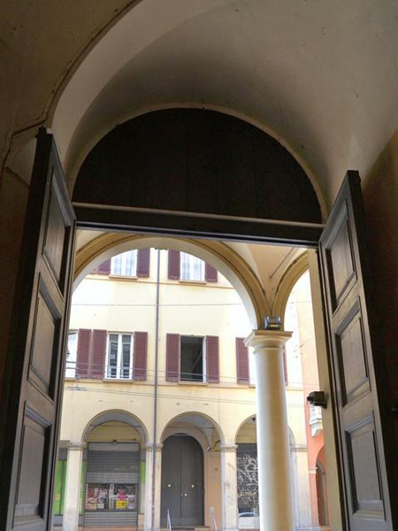 Casa Bovi - via Farini - ingresso