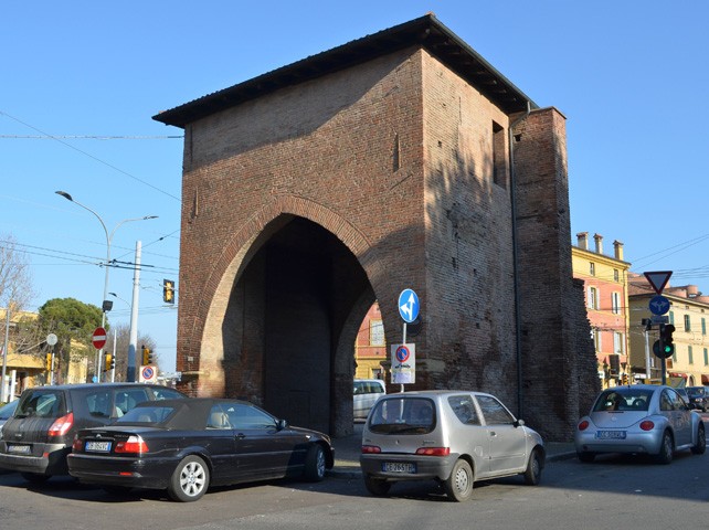 Porta San Vitale (BO) assediata dalle auto