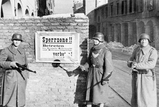 Gendarmi tedeschi sorvegliano la Sperrzone