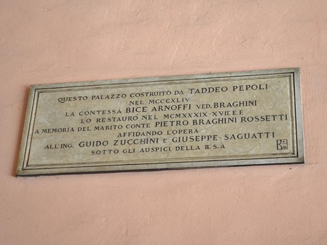 La lapide ricorda i restauri di Zucchini in Palazzo Pepoli nel 1939