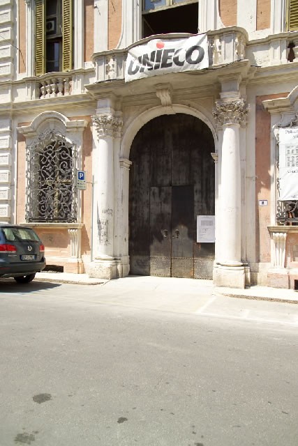 Palazzo Aldrovandi, portone