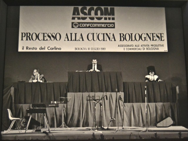 Processo alla cucina bolognese in Piazza Maggiore - 1989 - P. Ferrari - Mostra: "Giorgio Guazzaloca, un bolognese" - a cura della Cineteca comunale - Biblioteca Salaborsa (BO) - 2019-2020