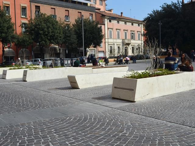 Allestimento di Piazza San Francesco (BO) con nuove panchine e aiuole