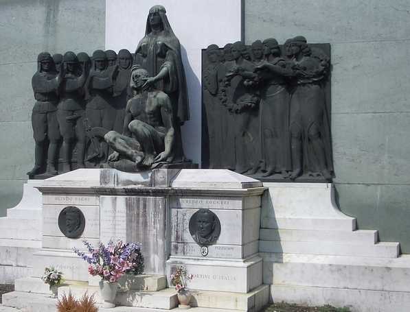Monumento funerario agli sportivi motociclisti presso l'ingresso orientale della Certosa - Scultore A. Minguzzi
