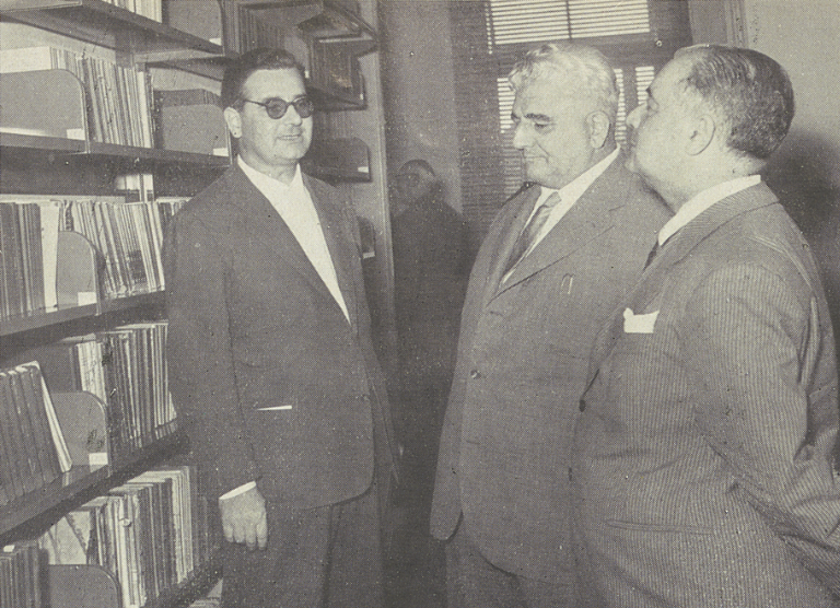 Il Sindaco Giuseppe Dozza in visita alla biblioteca